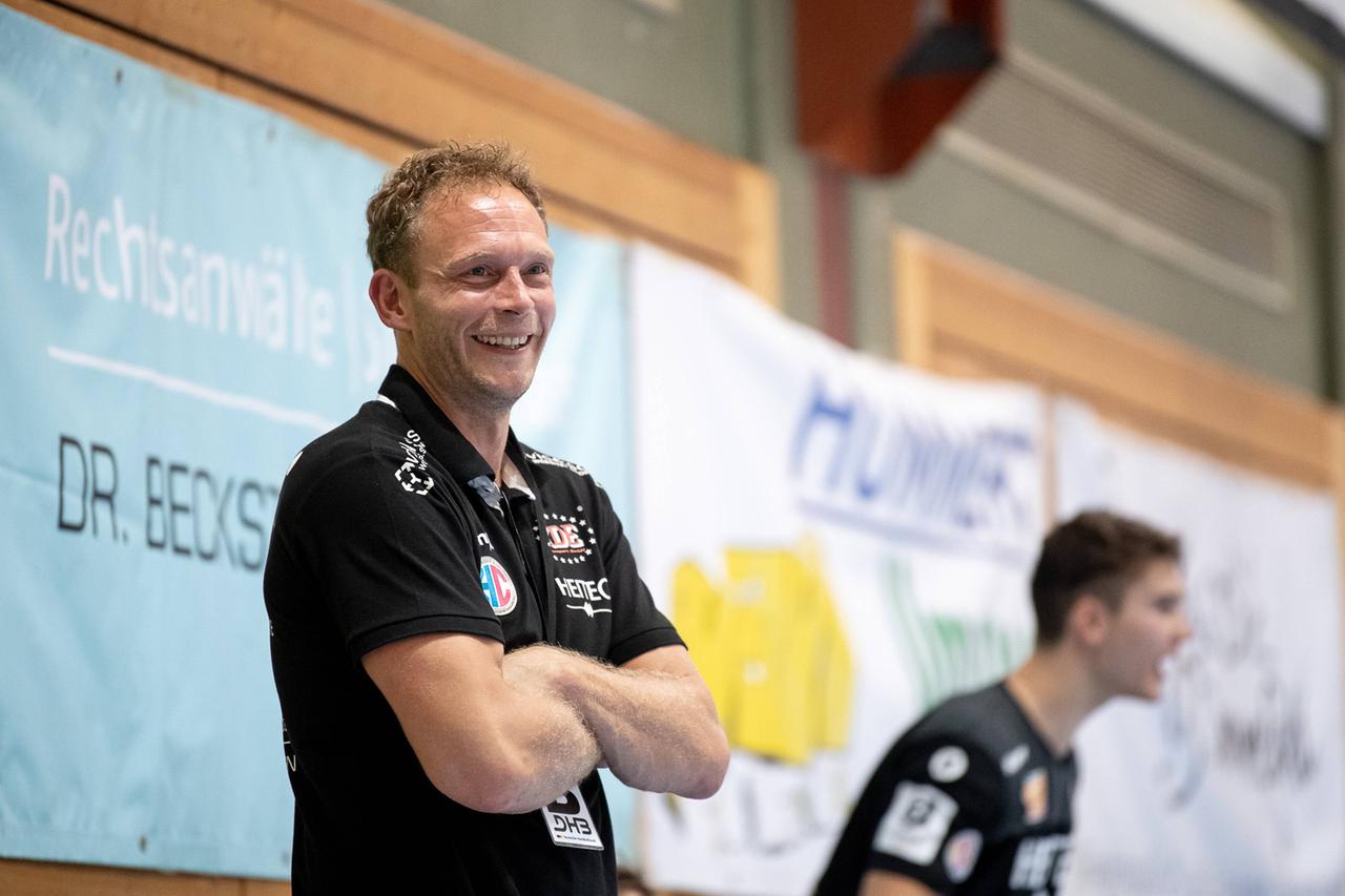 Tobias Wannenmacher steht als Trainer bei einem Spiel des HC Erlangen II ab   