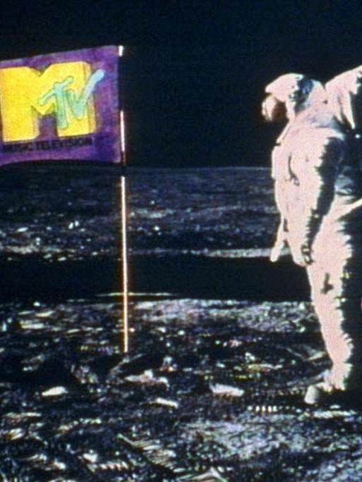 Im Promofoto von MTV wurde die US-amerikanische Flagge bei der Mondlandung durch eine Flagge mit dem MTV-Logo ersetzt.