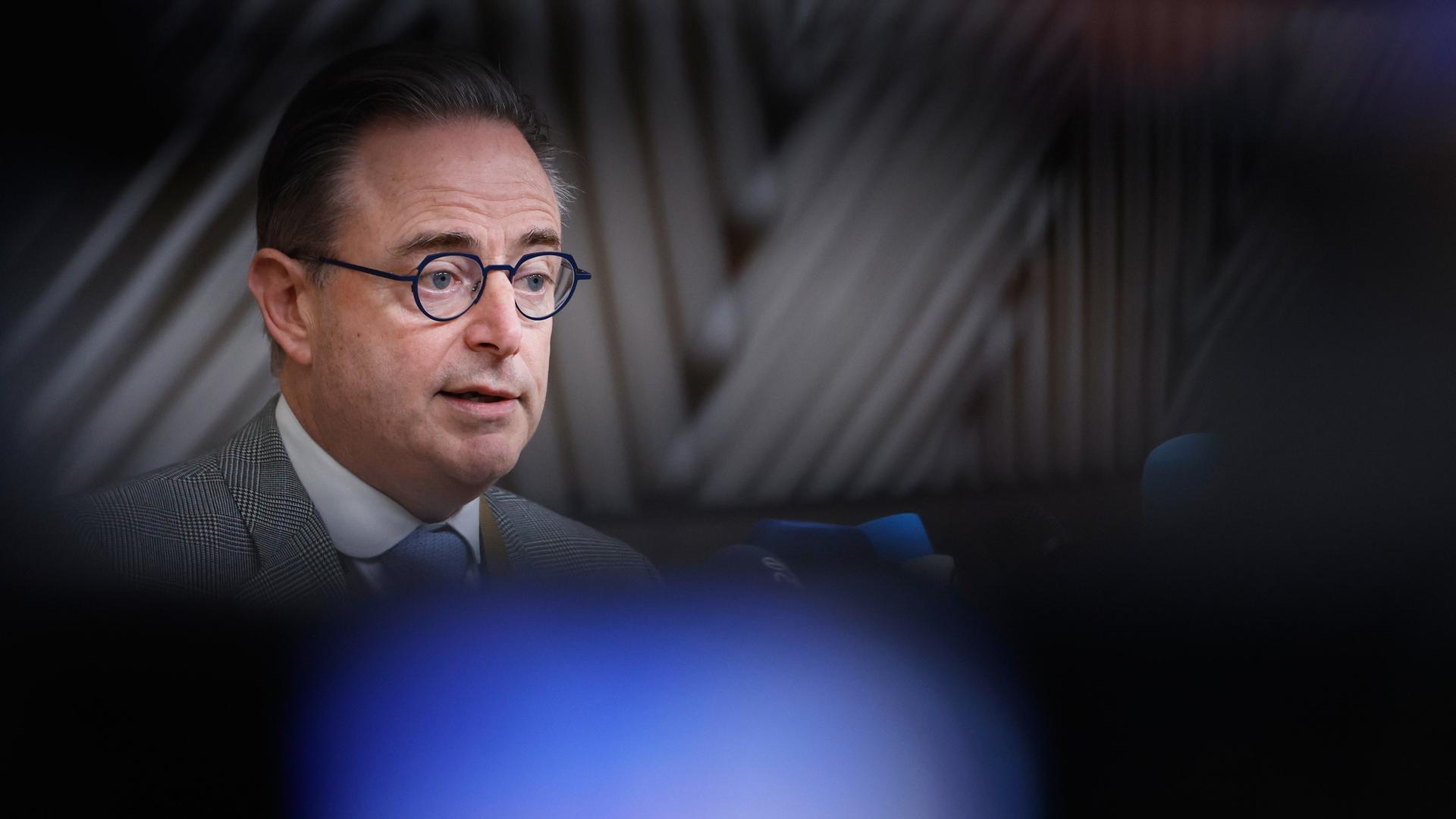 Der belgische Premierminister Bart De Wever spricht mit den Medien, als er zu einem EU-Gipfel im Gebäude des Europäischen Rates eintrifft. Der belgische Premierminister Bart De Wever spricht mit den Medien, als er zu einem EU-Gipfel im Gebäude des Europäischen Rates eintrifft.