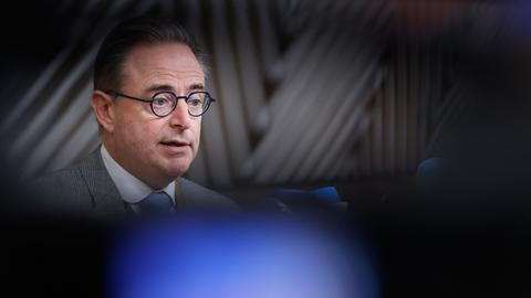 Der belgische Premierminister Bart De Wever spricht mit den Medien, als er zu einem EU-Gipfel im Gebäude des Europäischen Rates eintrifft.
