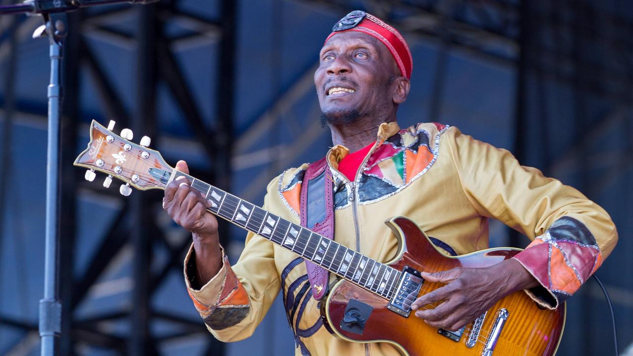 Reggae-Musiker Jimmy Cliff tritt live beim Austin City Limits Musikfestival 2013 auf. Er singt und spielt auf einer Gitarre. 