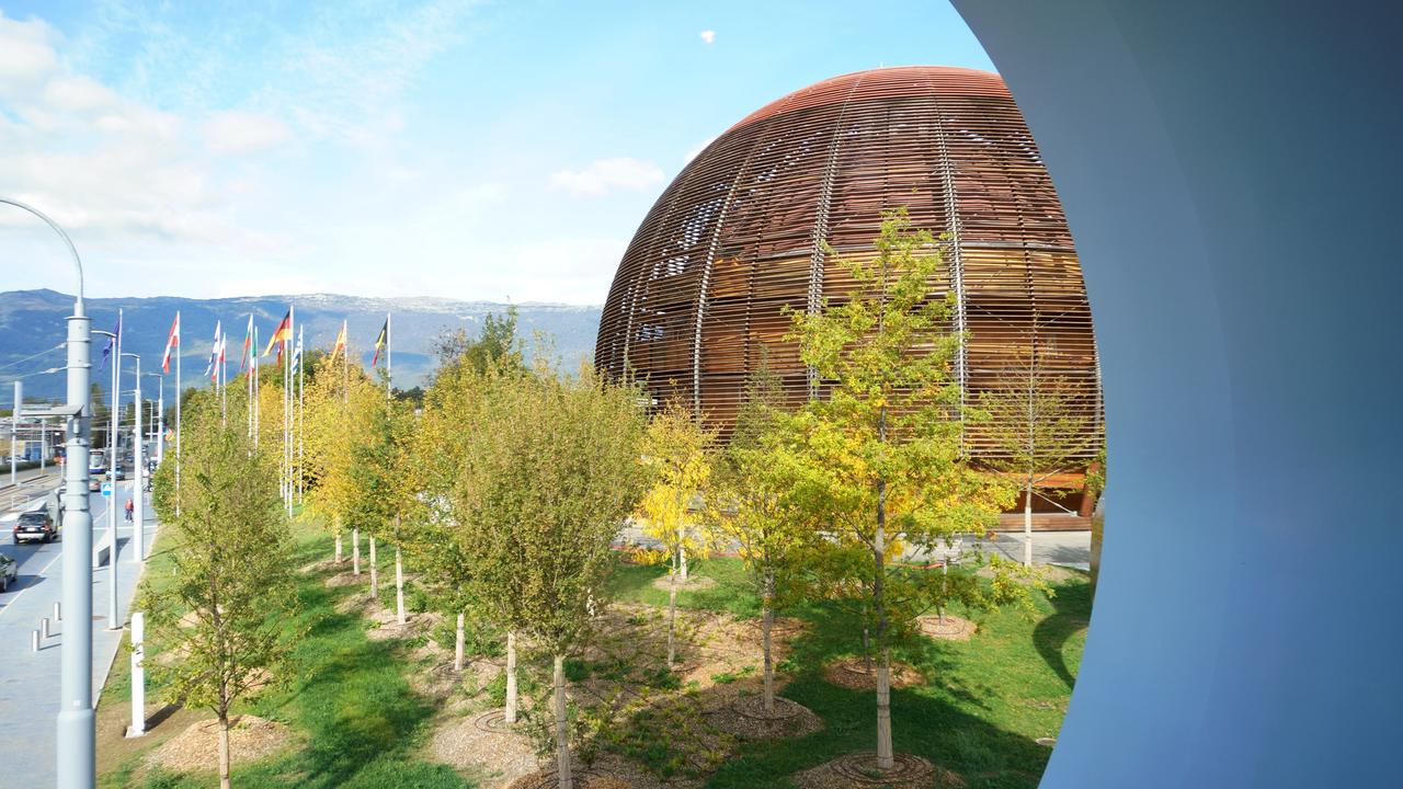 Kugelfärmiges Gebäude aus gebogenen Holzstreben, im Vordergrund sind Berge, im Hintergrund Bäume zu sehen. Kugelfärmiges Gebäude aus gebogenen Holzstreben, im Vordergrund sind Berge, im Hintergrund Bäume zu sehen.