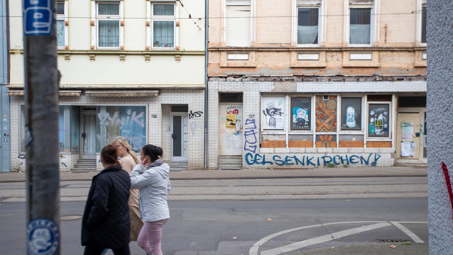 Eine Häußerfassade ist mit Bretterverschlägen versiegelt und wurde mit Grafitti verunstaltet Eine Häußerfassade ist mit Bretterverschlägen versiegelt und wurde mit Grafitti verunstaltet
