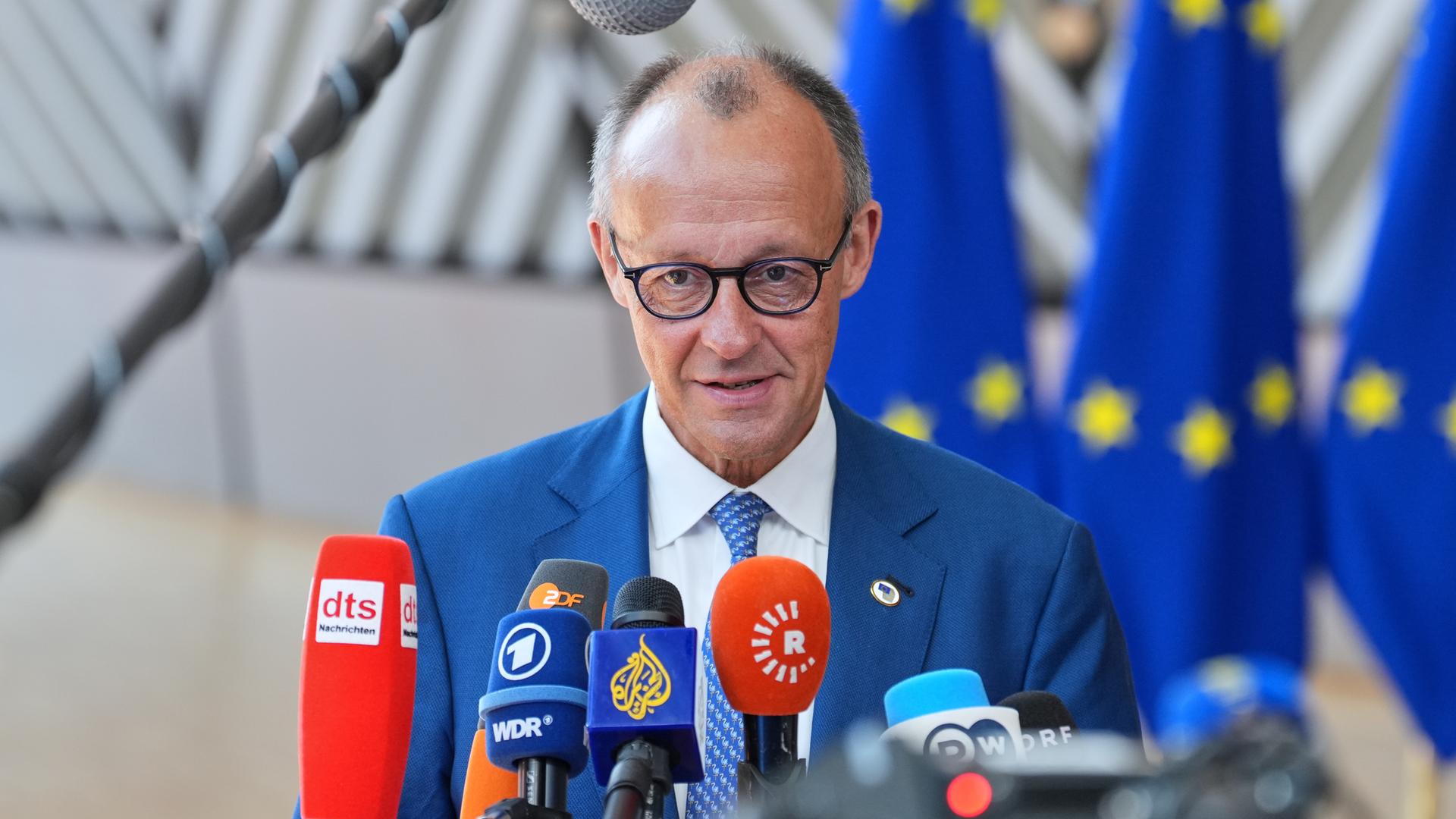 Bundeskanzler Friedrich Merz (CDU) spricht am Rande des EU-Gipfels in Mikrofone. Bundeskanzler Friedrich Merz (CDU) spricht am Rande des EU-Gipfels in Mikrofone.