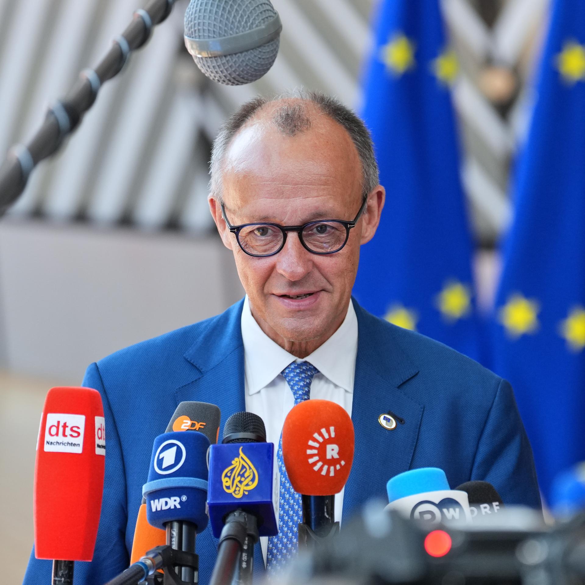 Bundeskanzler Friedrich Merz (CDU) spricht am Rande des EU-Gipfels vor Journalisten.