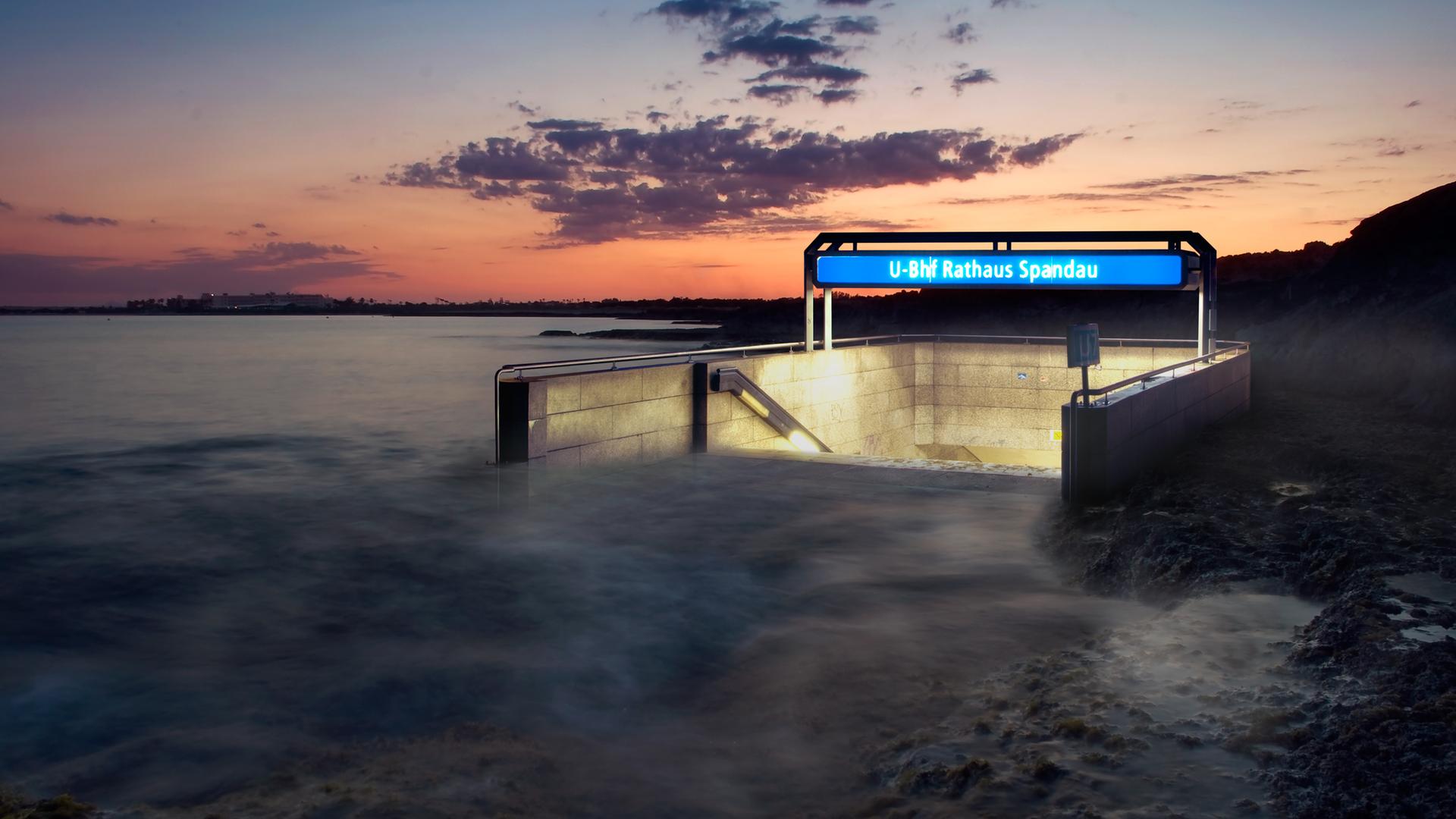 Fotomontage der Berliner U-Bahnstation Spandau, die so eben noch aus Wassermassen herausragt.