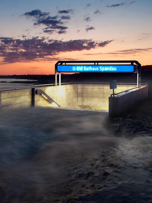 Fotomontage der Berliner U-Bahnstation Spandau, die so eben noch aus Wassermassen herausragt.