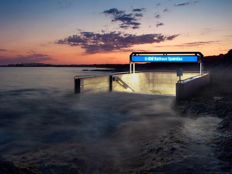 Fotomontage der Berliner U-Bahnstation Spandau, die so eben noch aus Wassermassen herausragt.