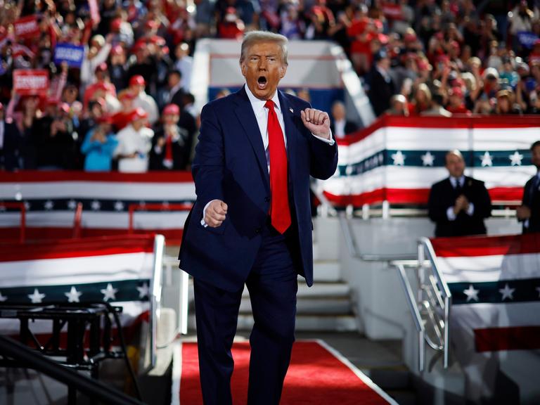 Der republikanische Präsident Donald Trump tanzt am Ende einer Wahlkampfveranstaltung in North Carolina von der Bühne.