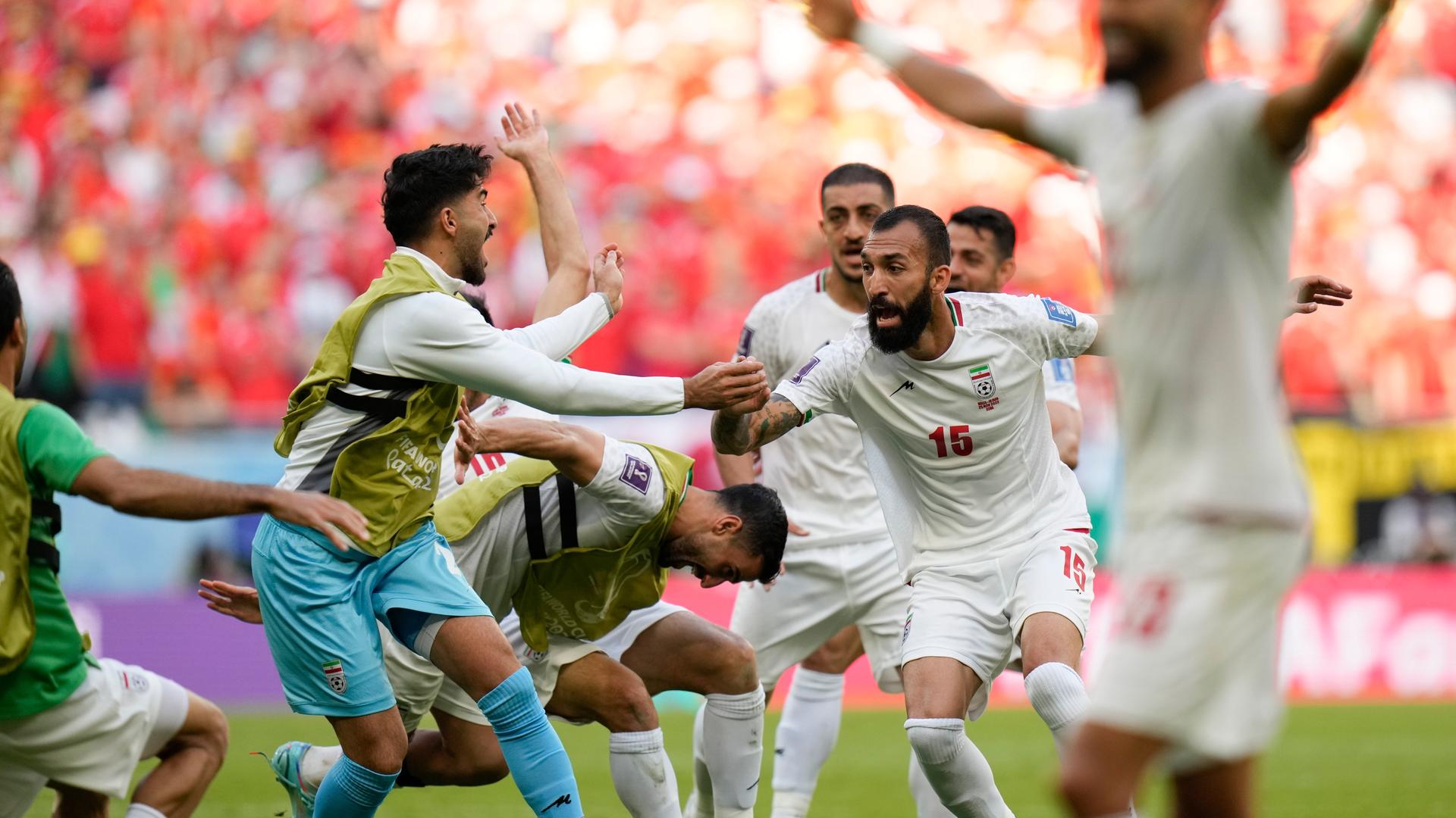 Fußball, WM 2022 in Katar, Wales - Iran, Irans Rouzbeh Cheshmi (2vr) jubelt nach seinem Tor.