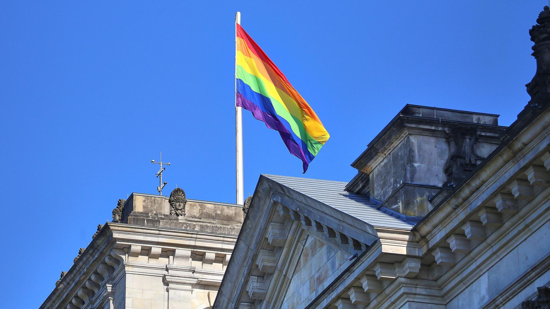 Die Regenbogenflagge weht am 17. Mai auf dem Reichstag