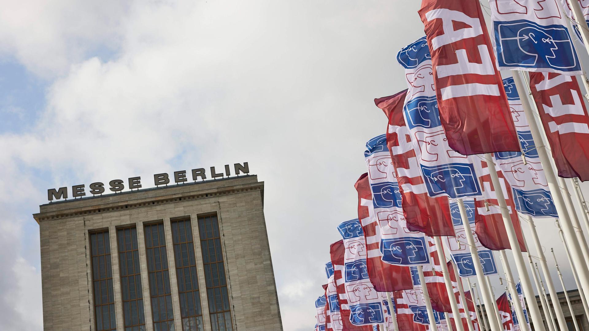 IFA-Flaggen vor der Berliner Messe IFA-Flaggen vor der Berliner Messe