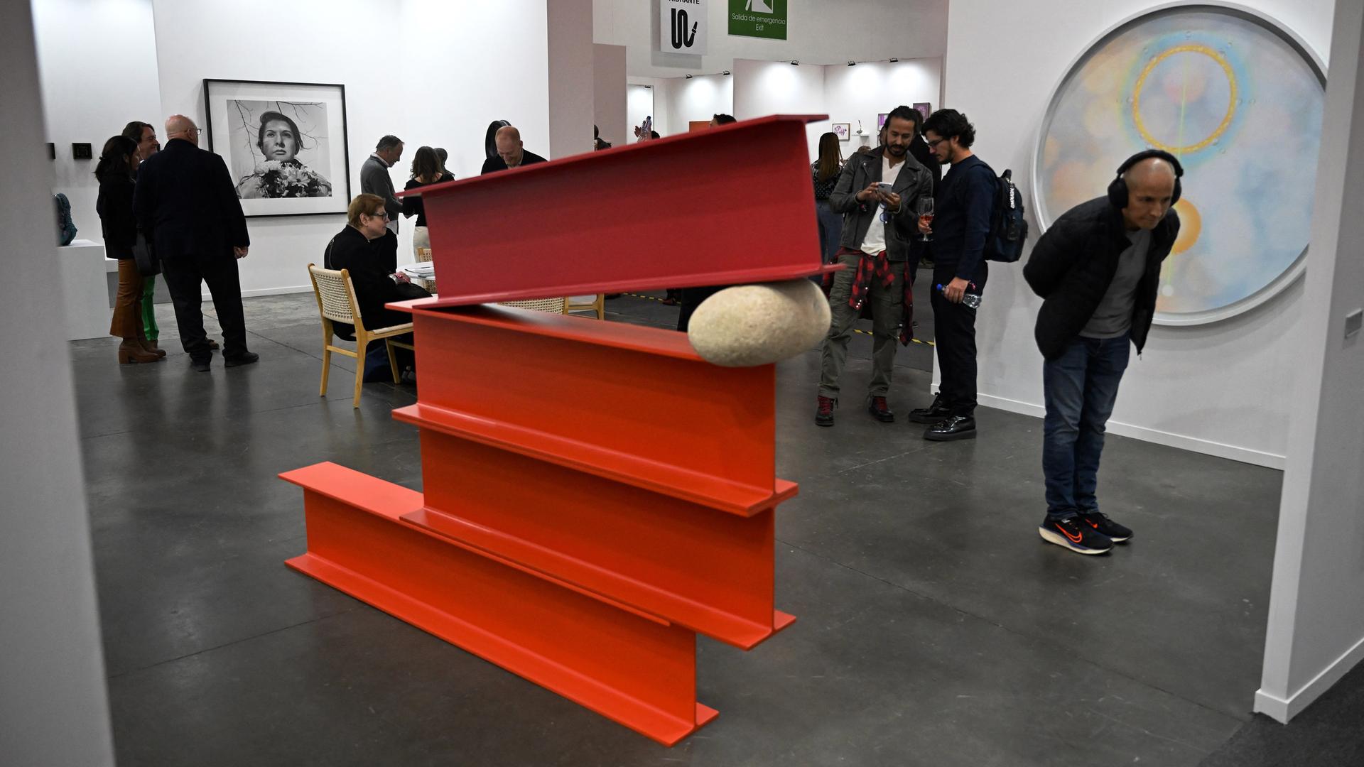 Am ersten Tag der Mexico Art Week, der größten Kunstmesse Lateinamerikas, besuchen Menschen die Messe, die Künstler und Sammler aus aller Welt nach Mexiko-Stadt lockt.
      