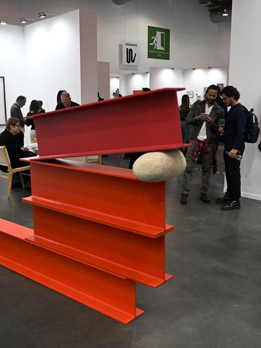 Am ersten Tag der Mexico Art Week, der größten Kunstmesse Lateinamerikas, besuchen Menschen die Messe, die Künstler und Sammler aus aller Welt nach Mexiko-Stadt lockt.
      