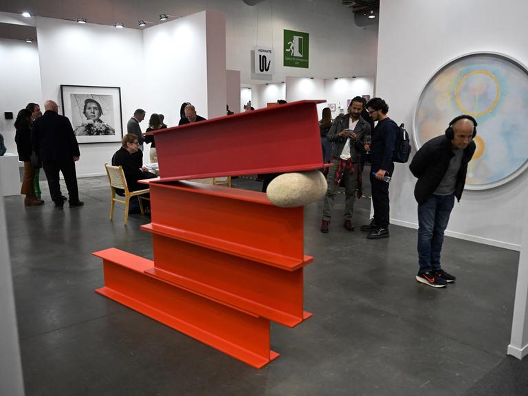 Am ersten Tag der Mexico Art Week, der größten Kunstmesse Lateinamerikas, besuchen Menschen die Messe, die Künstler und Sammler aus aller Welt nach Mexiko-Stadt lockt.
      