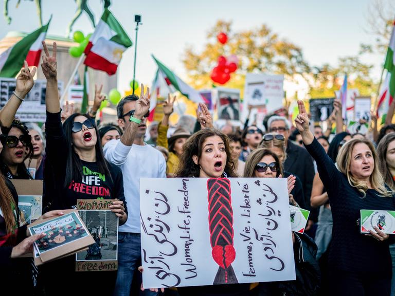 Die iranische Community von Washington singt iranische Lieder bei Protesten im Oktover 2022, um ihre Landsleute zu unterstützen.