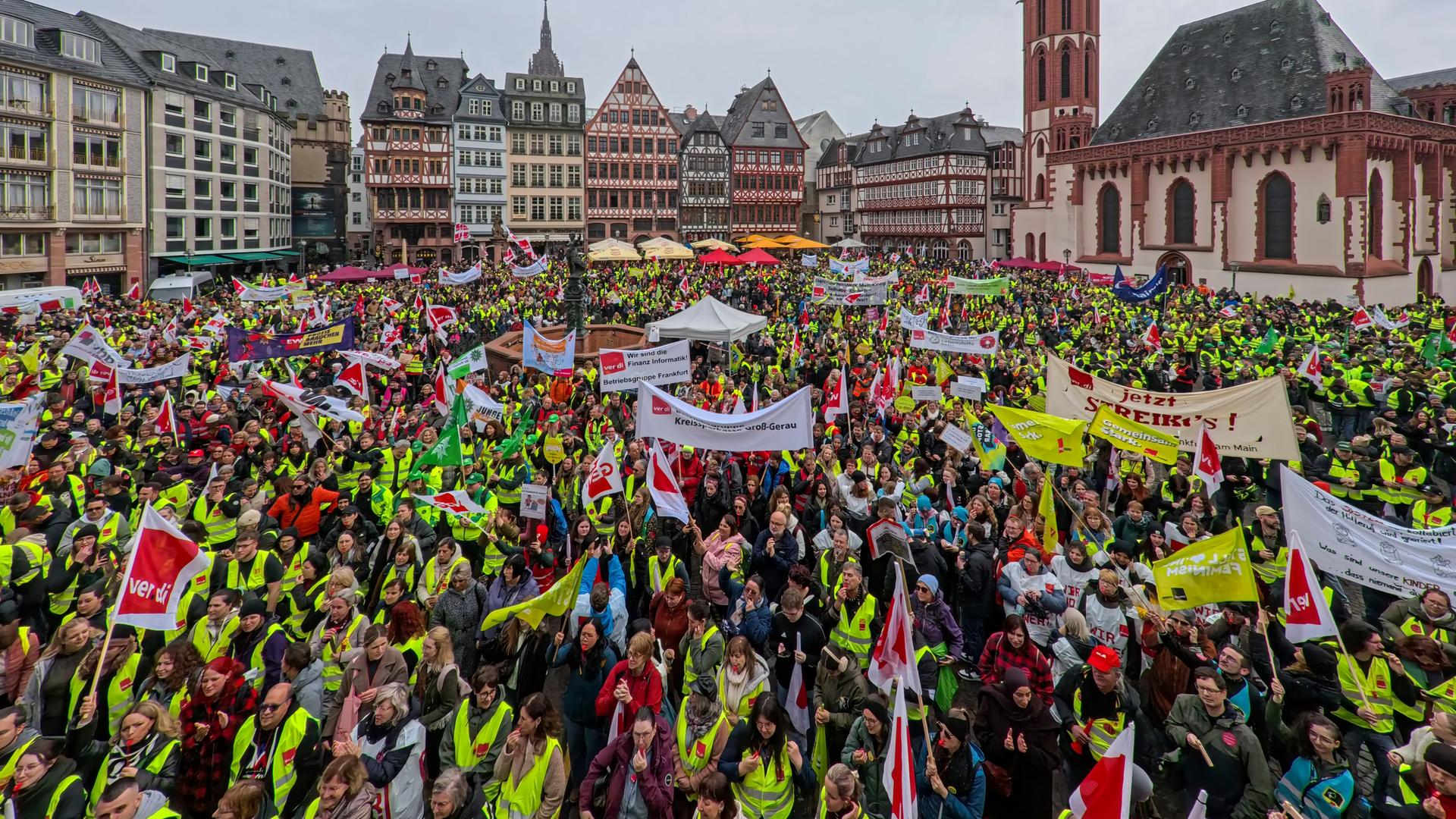 Teilnehmer der Schlusskundgebung haben sich auf dem Römerberg versammelt zu der die Gewerkschaft Erziehung und Wissenschaft(GEW Hessen) aufgerufen hat.