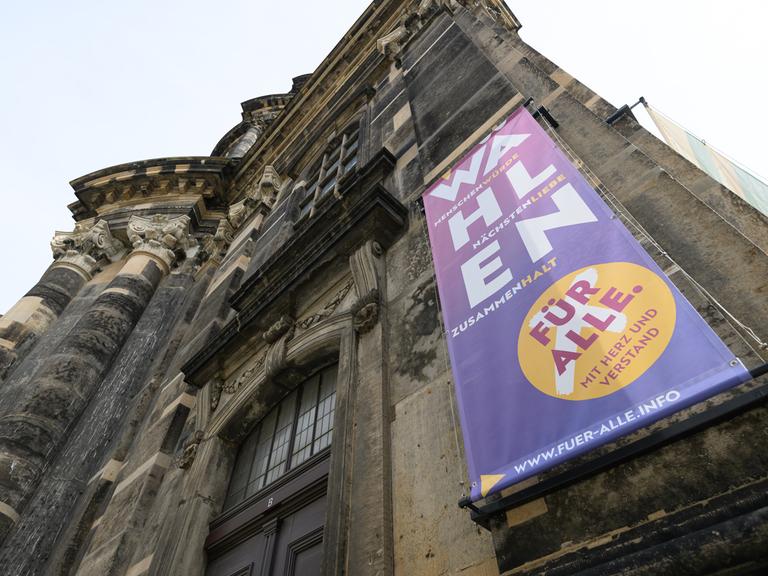 Ein Banner "Wählen" der ökumenischen Initiative "Für Alle mit Herz und Verstand" der evangelischen und katholischen Kirche in Sachsen zum Wahljahr 2024 