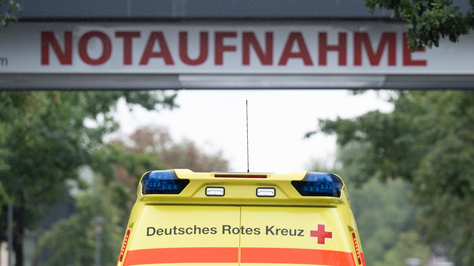Ein Krankenwagen fährt auf dem Gelände des Uniklinikum Dresden vor einem Schild mit der Aufschrift "Notaufnahme".