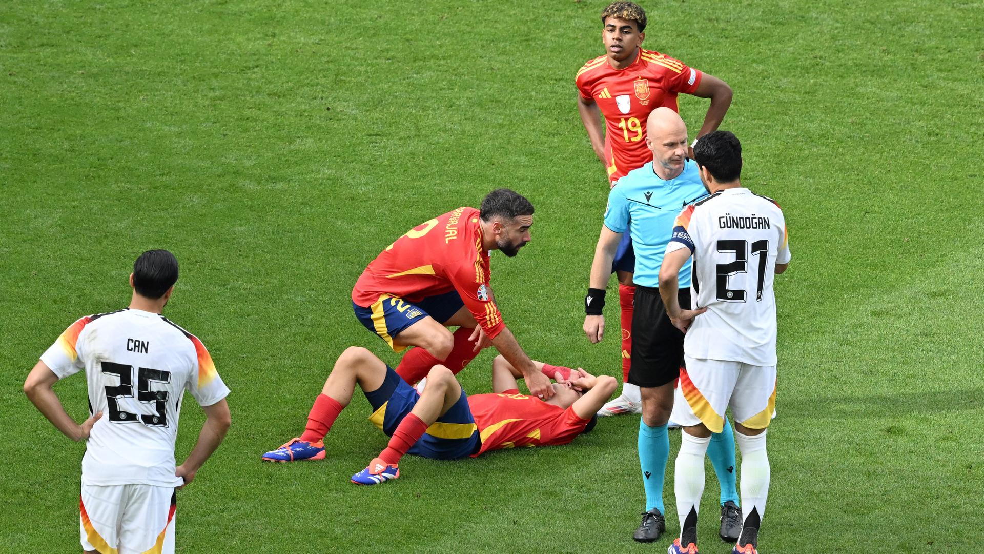 Fußball-EM, Viertelfinale Spanien gegen Deutschland; Blick in die Arena: Spaniens Pedri liegt verletzt auf dem Rasen. Fußball-EM, Viertelfinale Spanien gegen Deutschland; Blick in die Arena: Spaniens Pedri liegt verletzt auf dem Rasen.