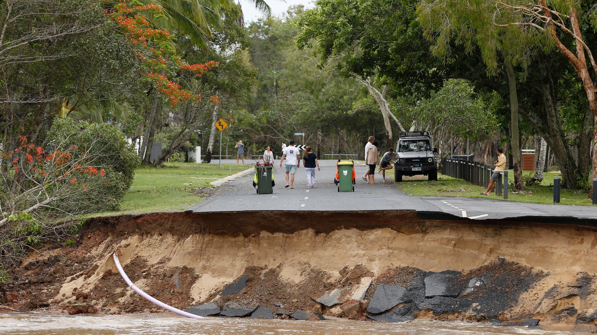 Australien, Cairns: Anwohner sind von der Außenwelt abgeschnitten, nachdem ein großer Teil der Straße am Ende der Holloways Beach Esplanade im Vorort Holloways Beach in Cairns weggespült wurde.