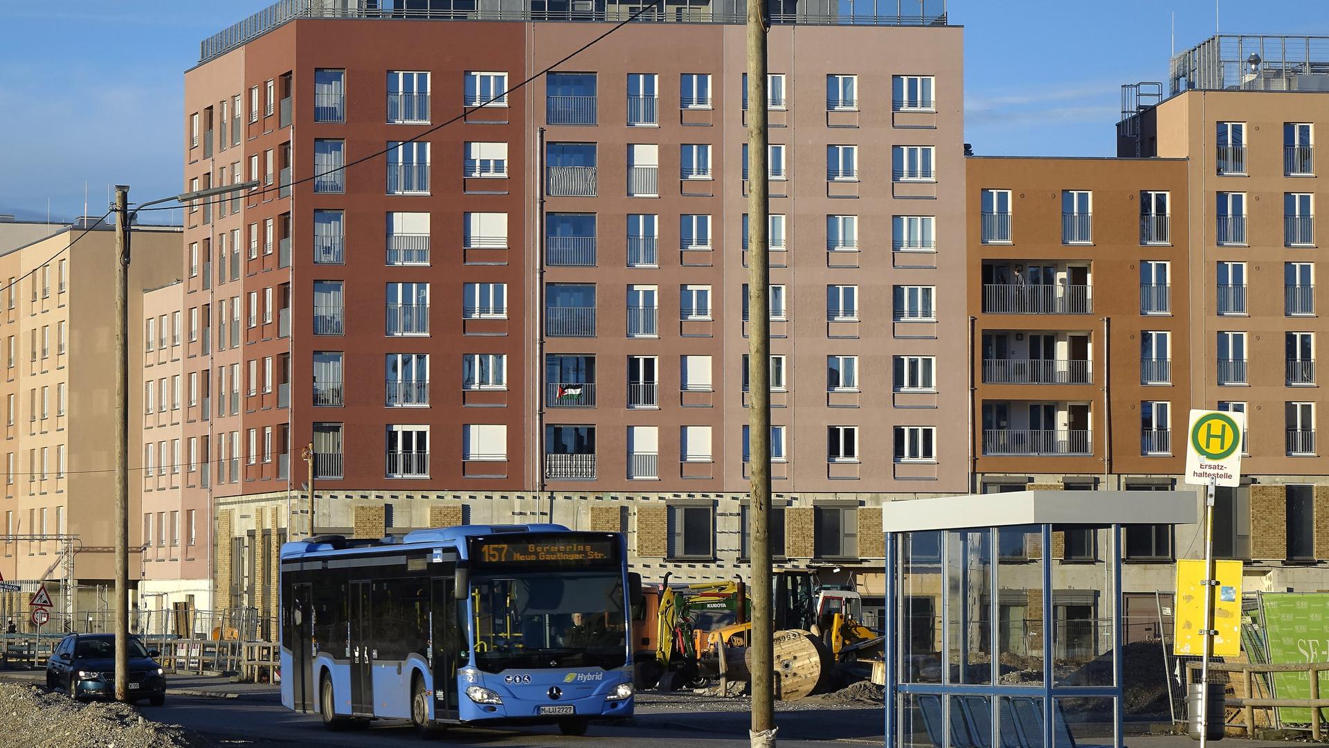 Häuser in einem Neubaugebiet in Freiham im Westen von München, davor ein Linienbus