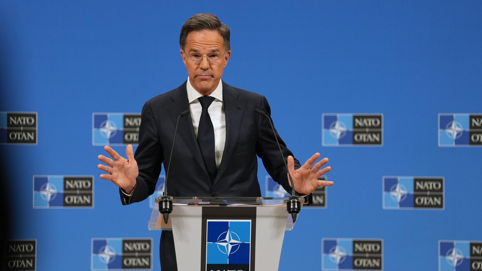 NATO-Generalsekretär Mark Rutte spricht während einer Pressekonferenz im NATO-Hauptquartier in Brüssel und gestikuliert mit beiden Händen. NATO-Generalsekretär Mark Rutte spricht während einer Pressekonferenz im NATO-Hauptquartier in Brüssel und gestikuliert mit beiden Händen.