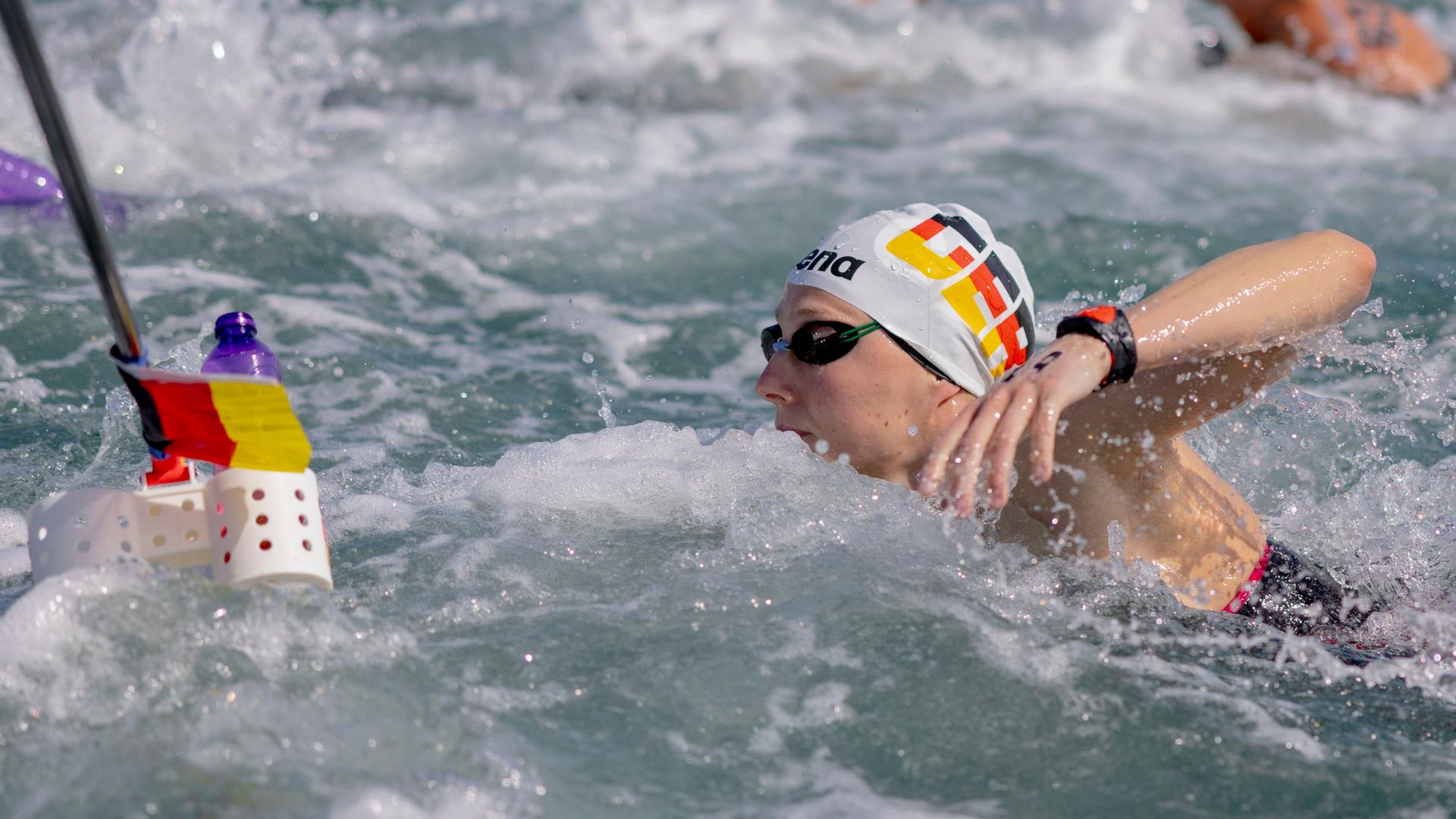Katar, Doha: Schwimmen: Weltmeisterschaft, Freiwasser - 10 km, Frauen: Leonie Beck aus Deutschland in Aktion.