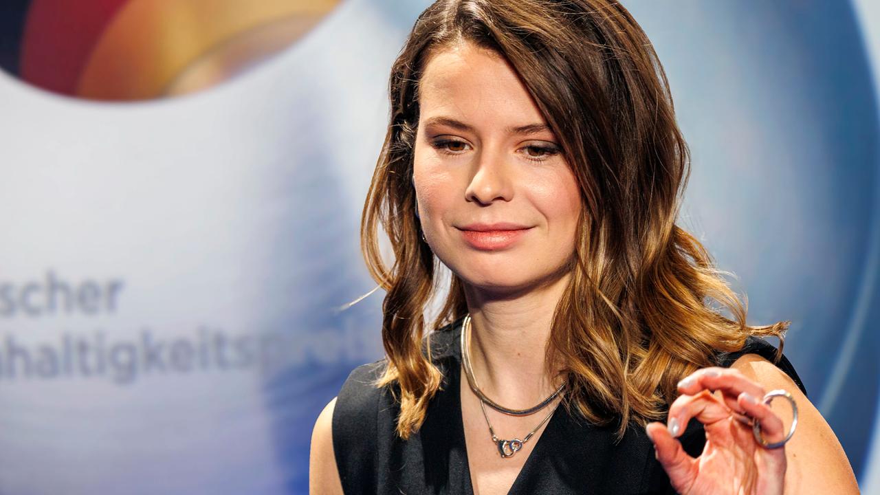 Luisa Neubauer freut sich über die Verleihung des Deutschen Nachhaltigkeitspreises 2025