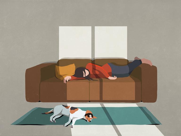 Illustration einer erschöpften Frau, die auf dem Sofa schläft. Davor liegt ein Hund auf dem Teppich.