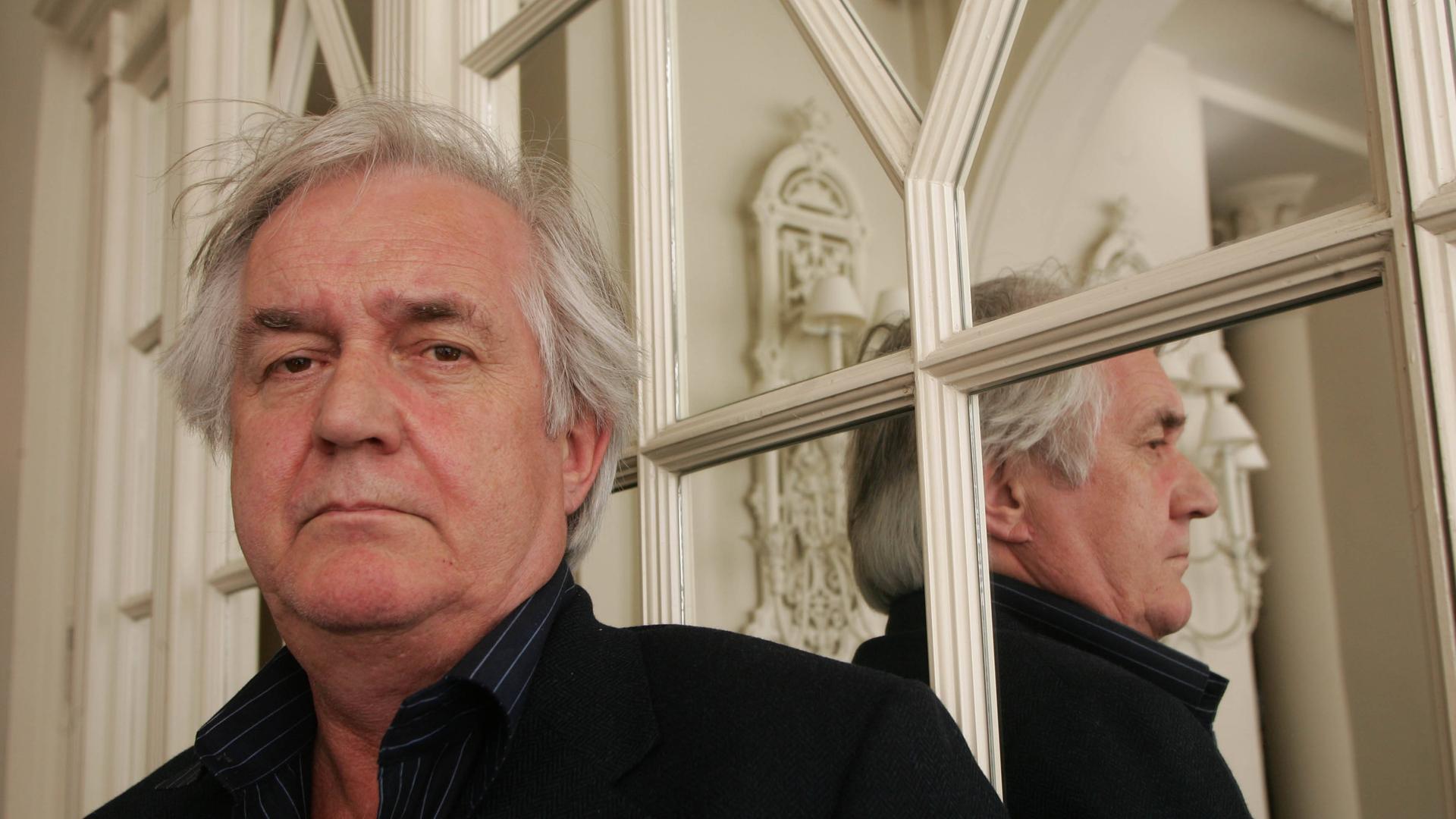 Henning Mankell vor einem Fenster