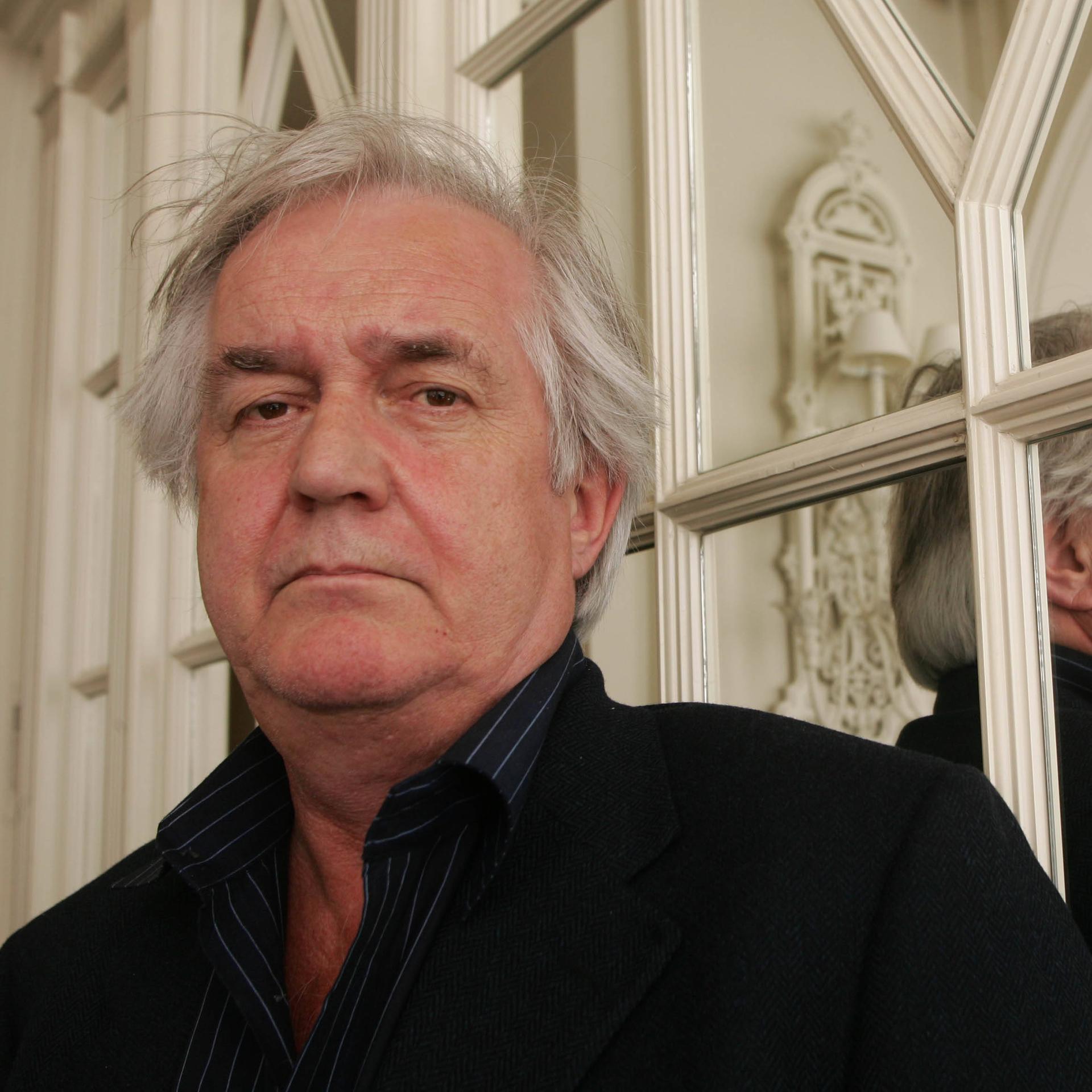 Henning Mankell vor einem Fenster