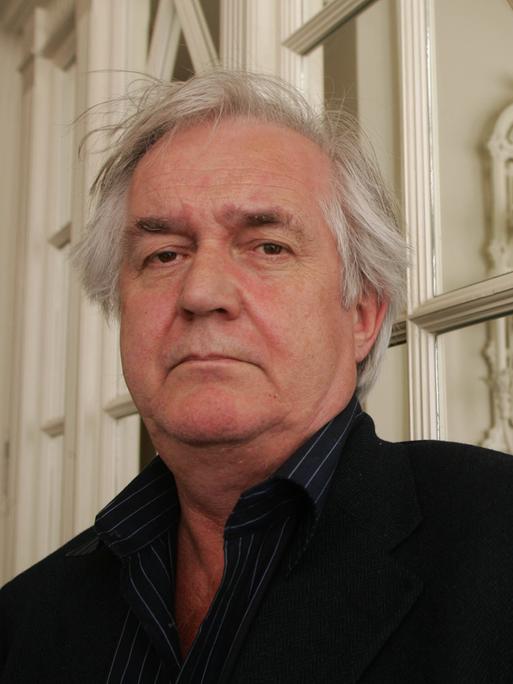 Henning Mankell vor einem Fenster