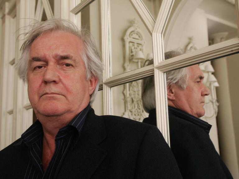 Henning Mankell vor einem Fenster