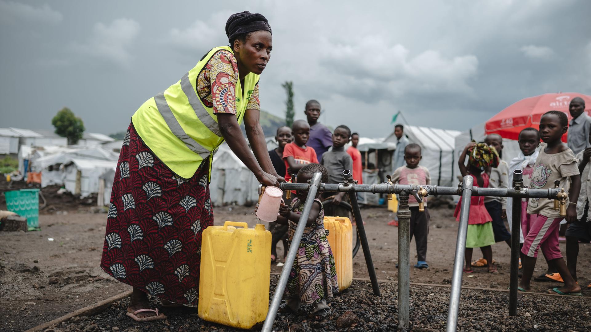 Eine Frau holt Wasser aus einem Brunnen in einem Lager für Binnenvertriebene am Stadtrand von Goma im Osten der Demokratischen Republik Kongo.