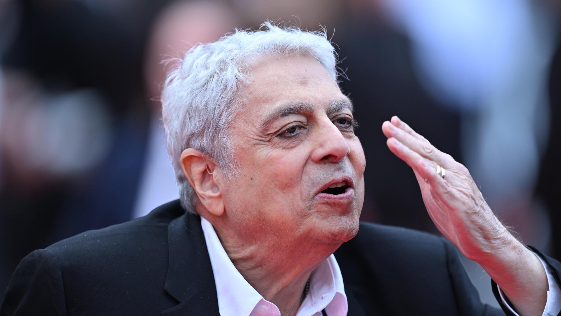 Der französische Singer-Songwriter und Musiker Enrico Macias trifft zur Eröffnungsfeier und zur Vorführung des Films „Partir un Jour“ (Bye Bye) ein, der außerhalb des Wettbewerbs bei der 78. Ausgabe der Filmfestspiele von Cannes präsentiert wird. Der französische Singer-Songwriter und Musiker Enrico Macias trifft zur Eröffnungsfeier und zur Vorführung des Films „Partir un Jour“ (Bye Bye) ein, der außerhalb des Wettbewerbs bei der 78. Ausgabe der Filmfestspiele von Cannes präsentiert wird.