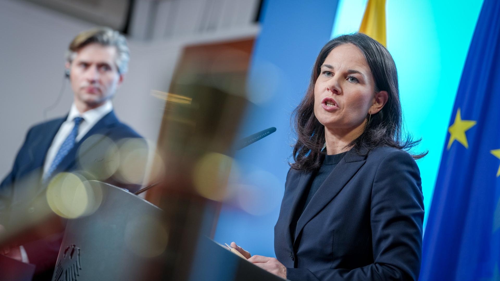 Annalena Baerbock (Bündnis 90/Die Grünen), Außenministerin, und der litauische Außenminister Kestutis Budrys geben im Auswärtigen Amt eine Pressekonferenz.