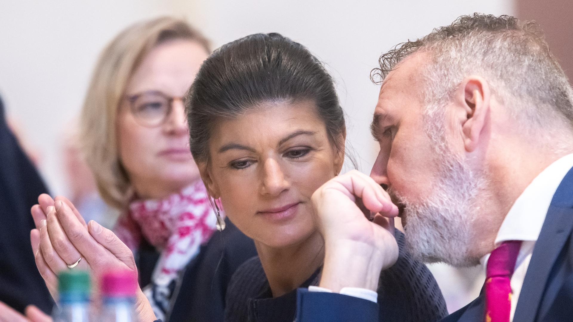 BSW - Mitgliederversammlung in der Festhalle Ilmenau. Im Foto: v.l. Katja Wolf (BSW), Sahra Wagenknecht, Bundesvorsitzende des BSW sowie Steffen Schütz (BSW)