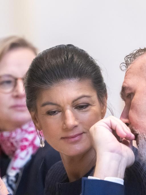 BSW - Mitgliederversammlung in der Festhalle Ilmenau. Im Foto: v.l. Katja Wolf (BSW), Sahra Wagenknecht, Bundesvorsitzende des BSW sowie Steffen Schütz (BSW)