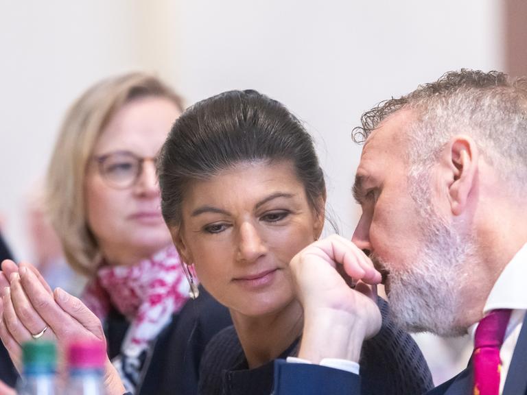 BSW - Mitgliederversammlung in der Festhalle Ilmenau. Im Foto: v.l. Katja Wolf (BSW), Sahra Wagenknecht, Bundesvorsitzende des BSW sowie Steffen Schütz (BSW)