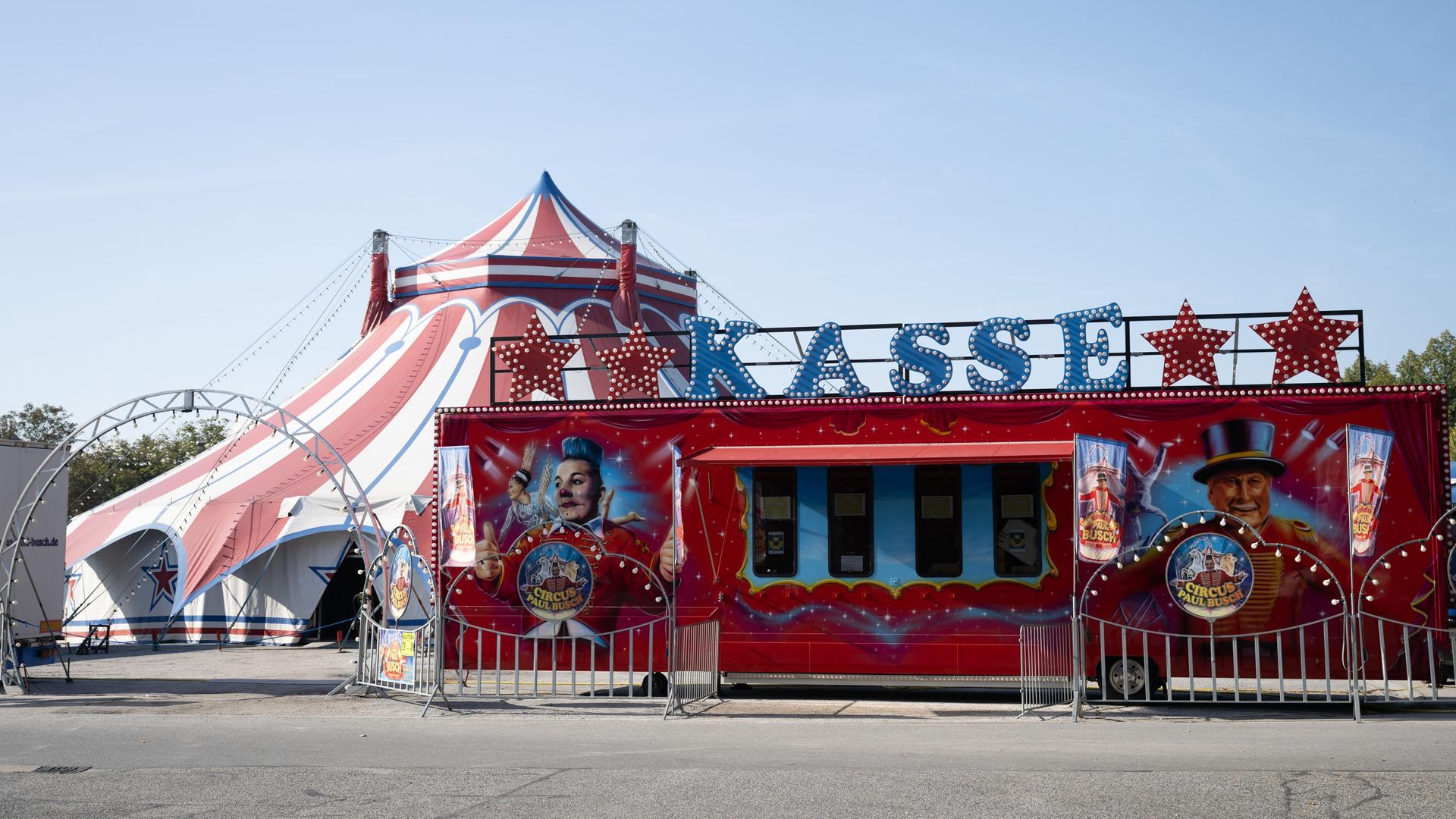 Das Zirkuszelt des Circus Paul Busch steht auf dem Schützenplatz hinter der Kasse. Das Zirkuszelt des Circus Paul Busch steht auf dem Schützenplatz hinter der Kasse.