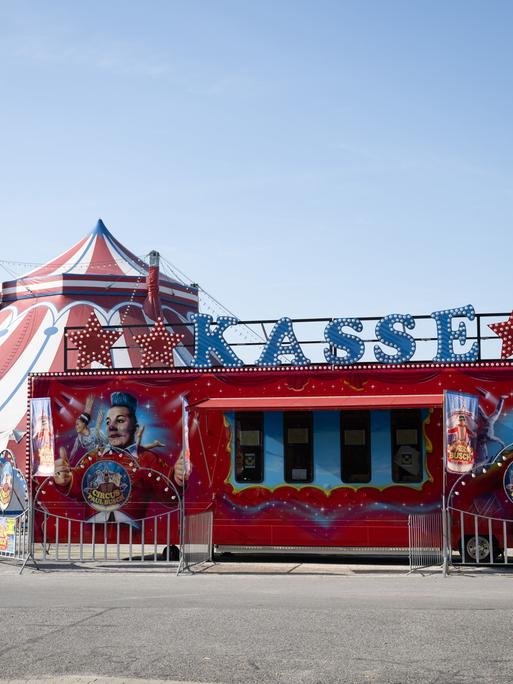 Das Zirkuszelt des Circus Paul Busch steht auf dem Schützenplatz hinter der Kasse. 