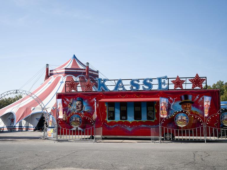 Das Zirkuszelt des Circus Paul Busch steht auf dem Schützenplatz hinter der Kasse. 