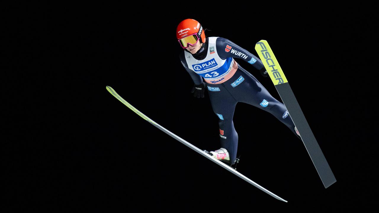 Katharina Schmid beim Absprung während des Auftaktspringens der Two Nights Tour in Garmisch-Partenkirchen.