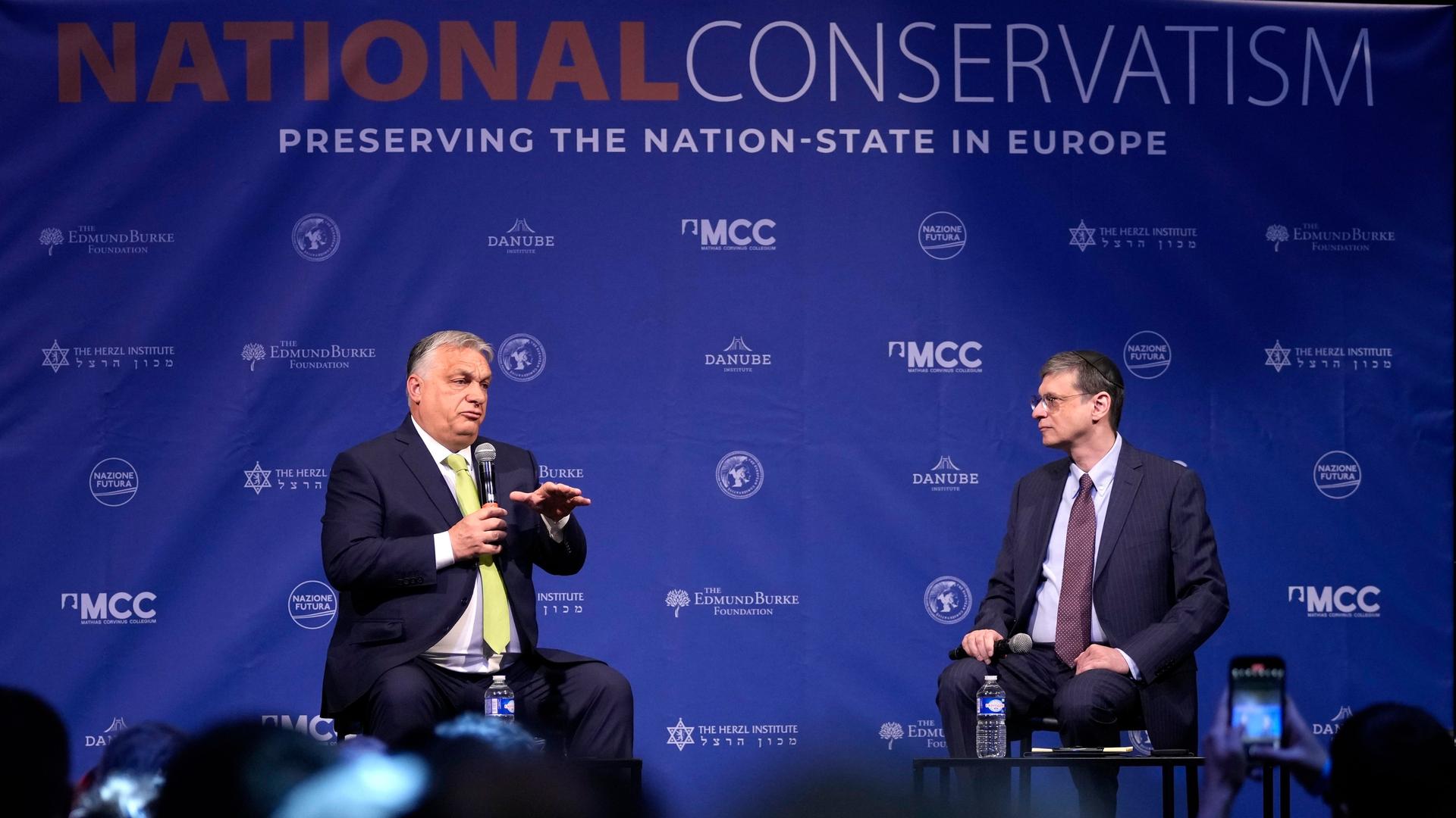 Der ungarische Regierungschef Orban, links, spricht auf der Nationalkonservatismus-Konferenz in Brüssel.