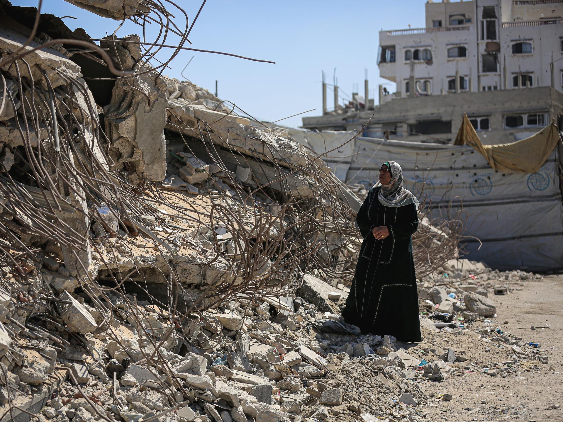 Eine Palästinenserin vor Ruinen in Gaza-Stadt
