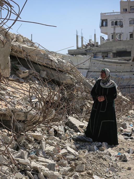 Eine Palästinenserin vor Ruinen in Gaza-Stadt