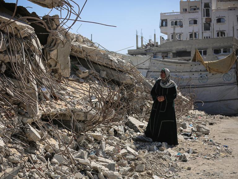 Eine Palästinenserin vor Ruinen in Gaza-Stadt