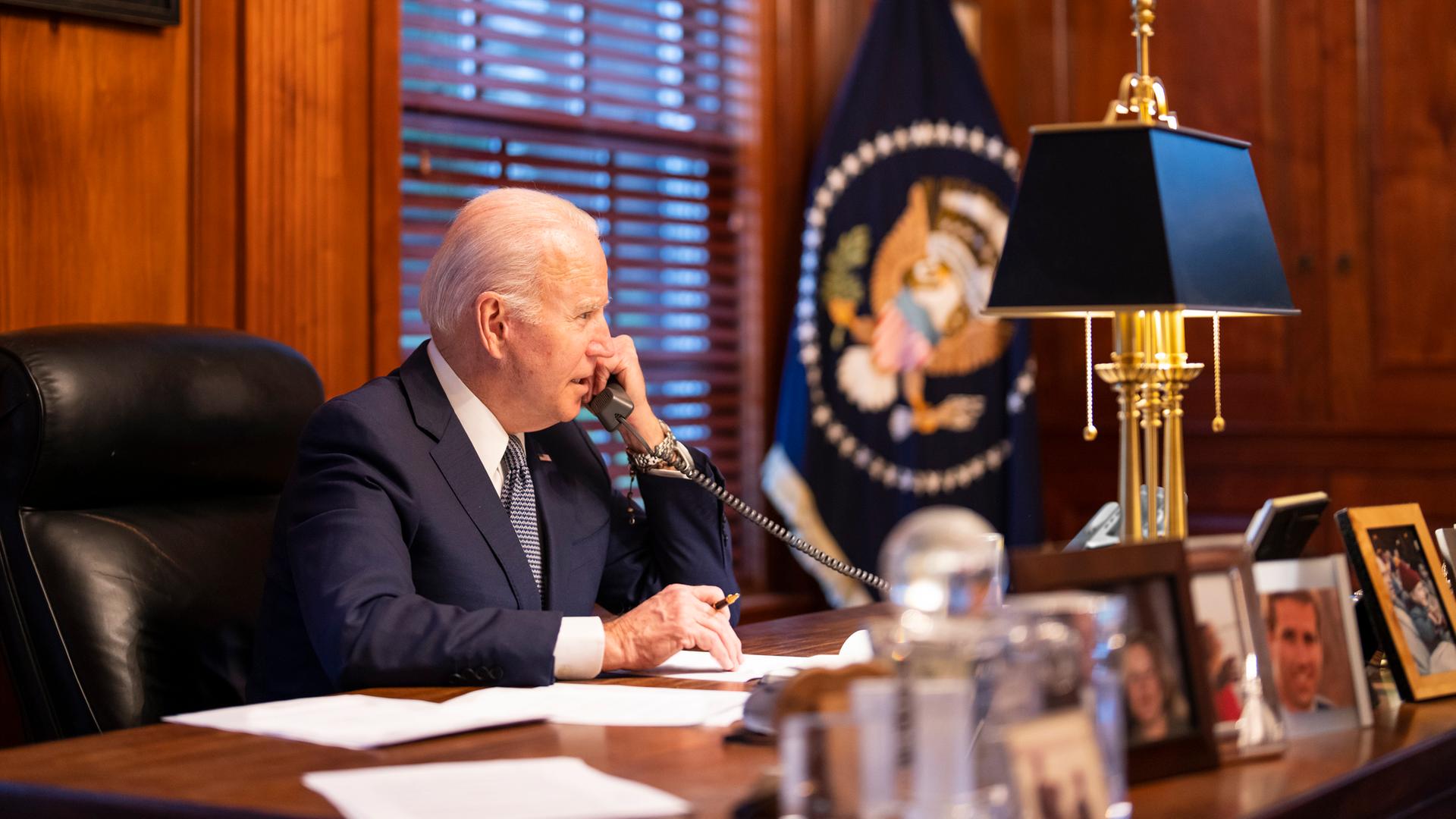US-Präsident Joe Biden telefoniert an seinem Schreibtisch im Oval Office. Am anderen Ende der Leitung ist Wladimir Putin. US-Präsident Joe Biden telefoniert an seinem Schreibtisch im Oval Office. Am anderen Ende der Leitung ist Wladimir Putin.