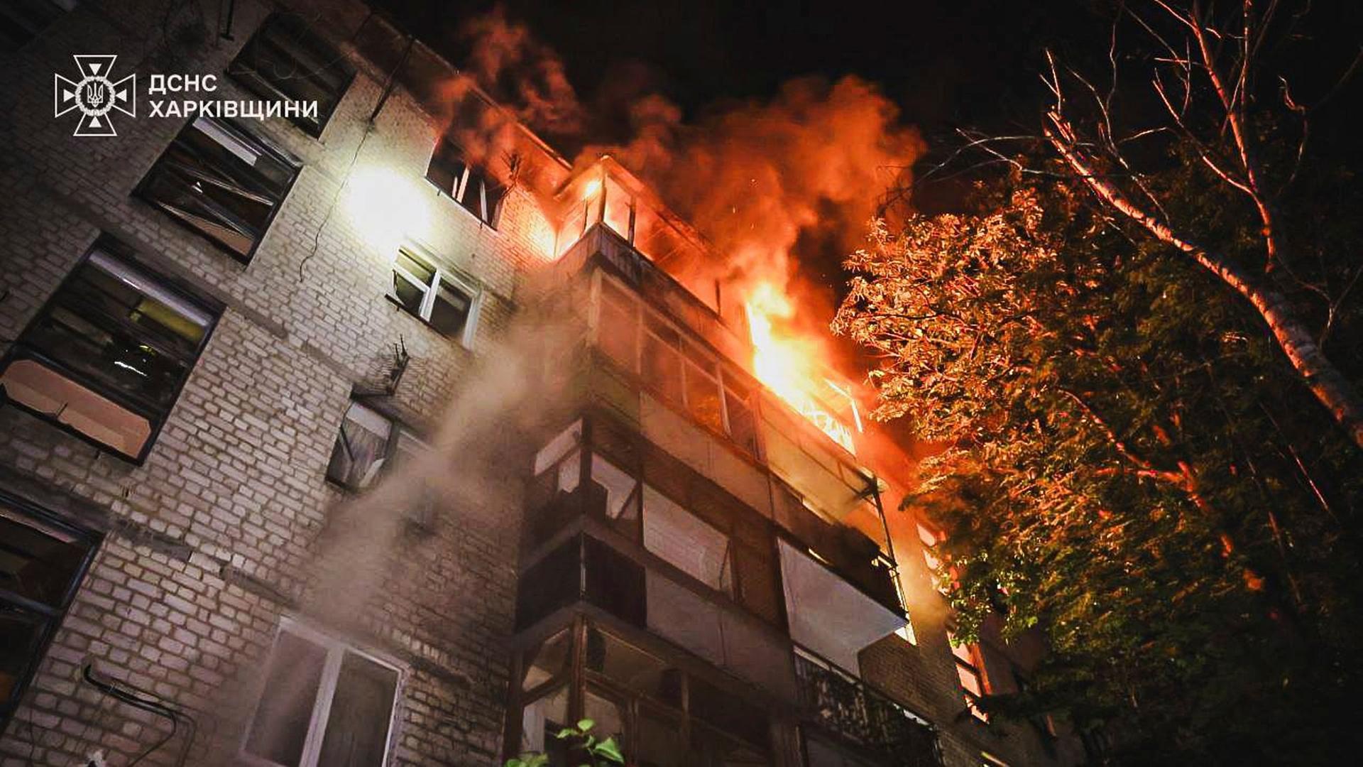 Auf diesem vom ukrainischen Katastrophenschutz via AP zur Verfügung gestellten Foto ist ein Wohnhaus in Flammen nach einem russischen Angriff zu sehen. Auf diesem vom ukrainischen Katastrophenschutz via AP zur Verfügung gestellten Foto ist ein Wohnhaus in Flammen nach einem russischen Angriff zu sehen.